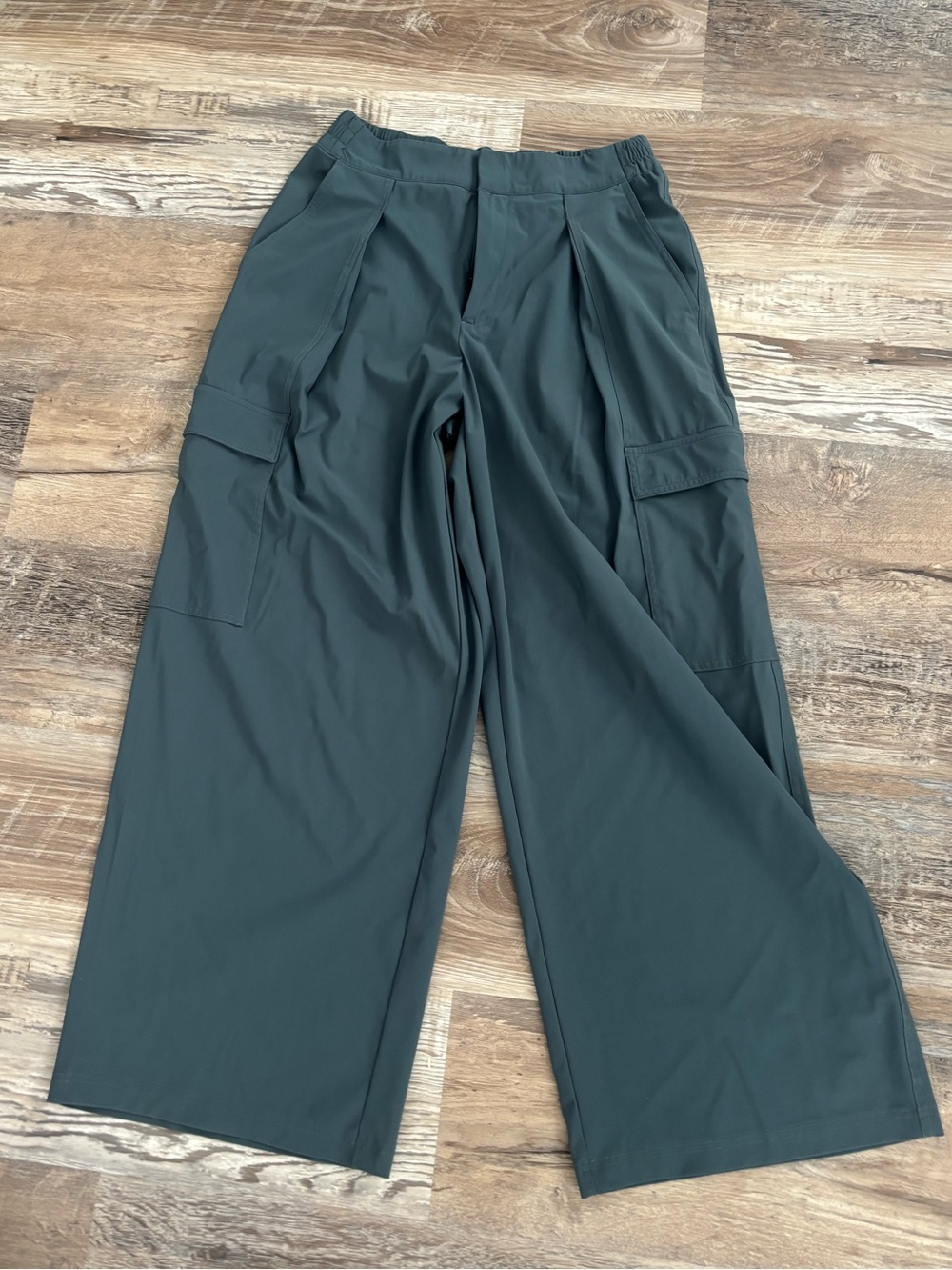 Athleta Pinnacle Wide-Leg Cargo Pants in Blue/Slate, Sz 6